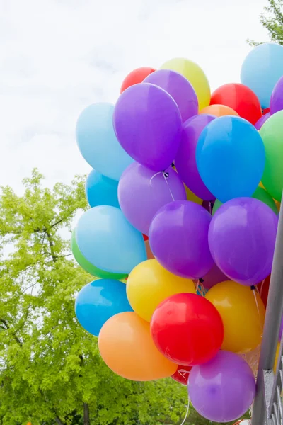 Çok renkli balonlar açık — Stok fotoğraf
