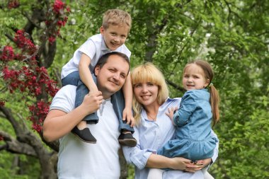 Bahçede iki çocuklu mutlu aile