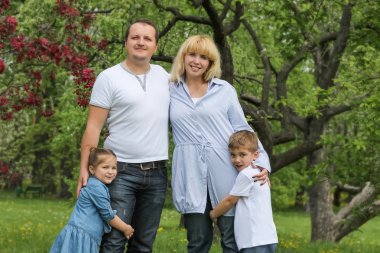 Güzel aile bahar bahçede yürüyüş