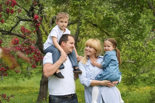 Hermosa familia con dos hijos — Foto de Stock