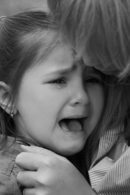 Ağlayan kız yakın çekim conforted