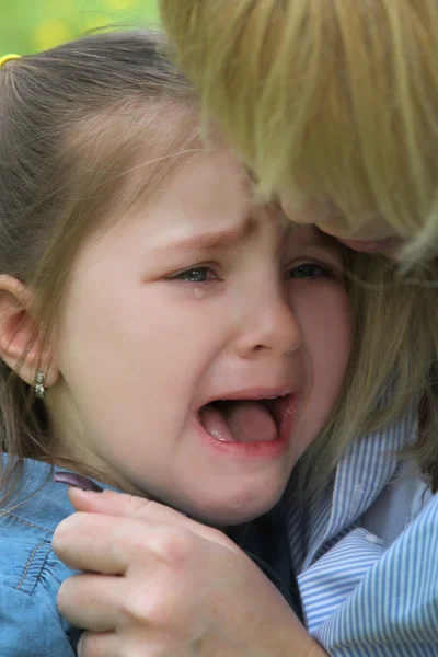 Plačící dívka zblízka conforted — Stock fotografie