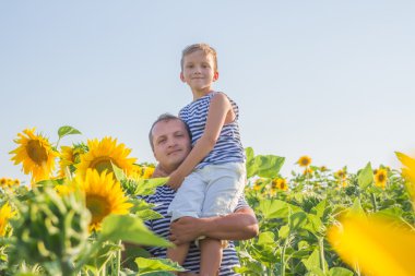 Baba holding oğul omuz
