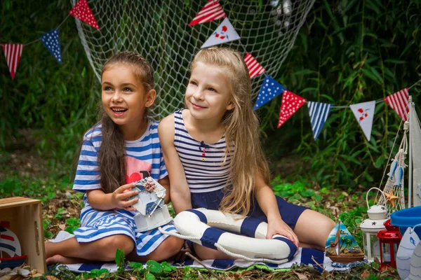 Twee meisjes lachen — Stockfoto