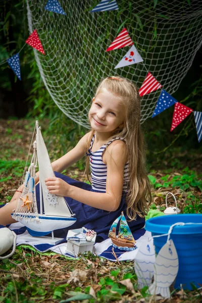 Blond meisje bedrijf schip — Stockfoto