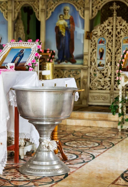 Orthodoxe Schale mit Weihwasser und Kerzen zur Taufe — Stockfoto