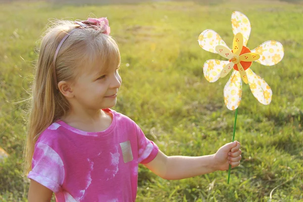 Meisje met pinwheel — Stockfoto