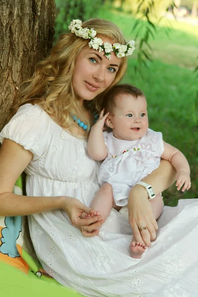 Madre e bambino sotto l'albero — Foto Stock