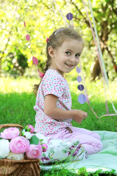 小女孩在野餐 — 图库照片