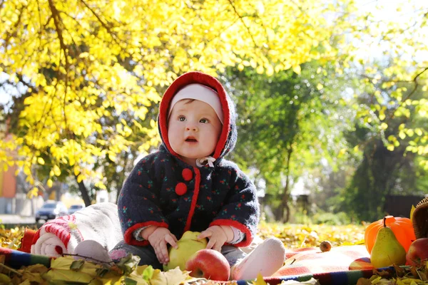 Baby flicka i park — Stockfoto