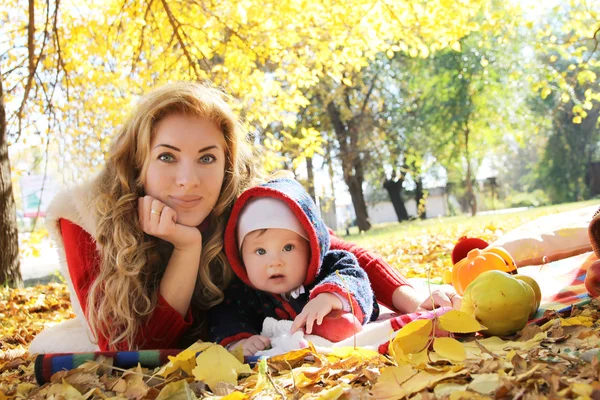 Anne ve bebek kız — Stok fotoğraf