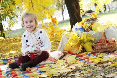 Sonbahar ağaçlar altında kız