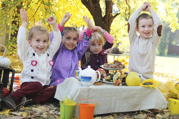 Çocuklar üzerinde piknik — Stok fotoğraf