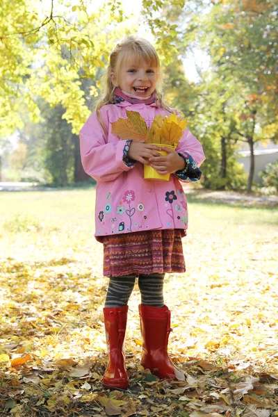 Flicka i i höst park — Stockfoto