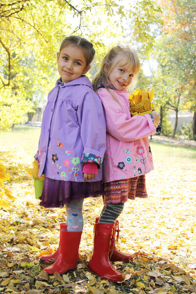 Маленькие девочки в парке

