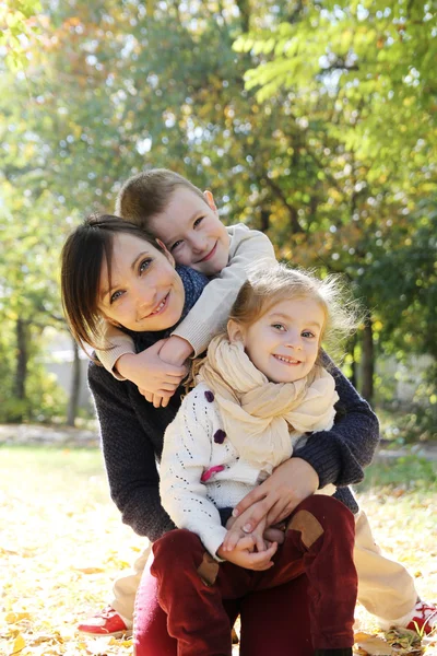 Familjen på picknick — Stockfoto