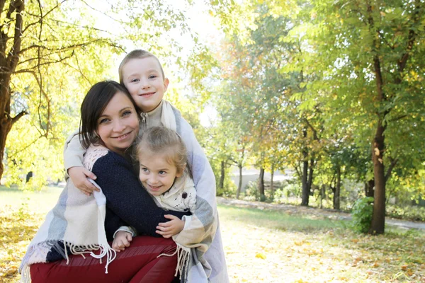 Familie beim Picknick — Stockfoto