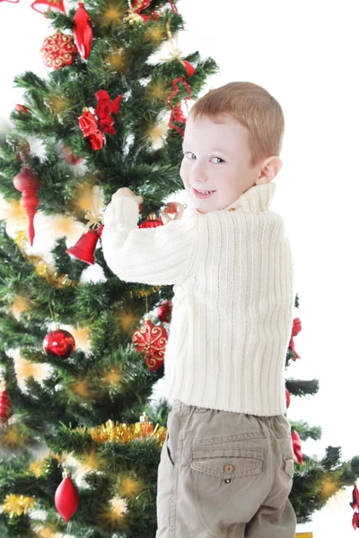 Jongen kerstboom versieren — Stockfoto