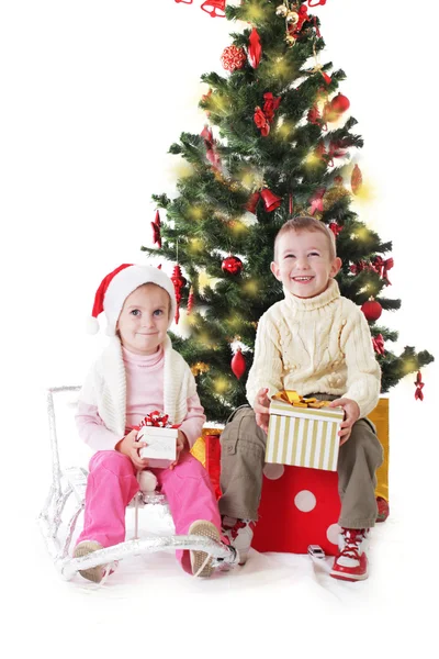 Hermana y hermano con regalos de Navidad —  Fotos de Stock