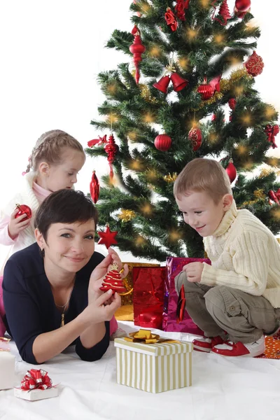 Madre con dos hijos decorando el árbol de Navidad — Foto de Stock