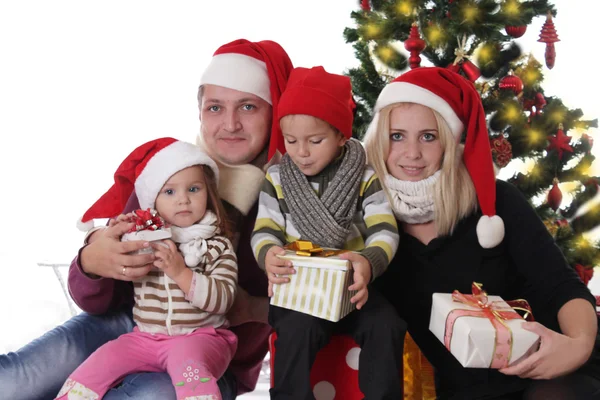 Famille avec deux enfants dans Santa chapeaux — Photo