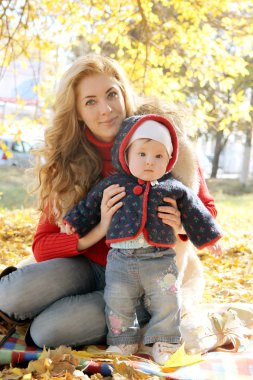 Küçük kızı ile oynarken annesi