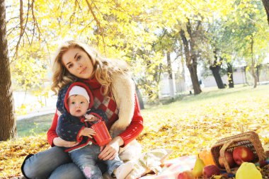 Küçük kızı ile oynarken annesi