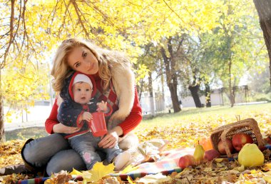 Küçük kızı ile oynarken annesi