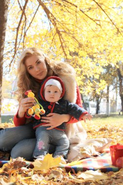 Anne ve küçük kızı Park
