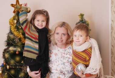 Noel zamanı, iki çocuk ve anneleri