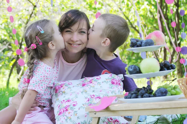 Madre con due bambini al picnic — Foto Stock
