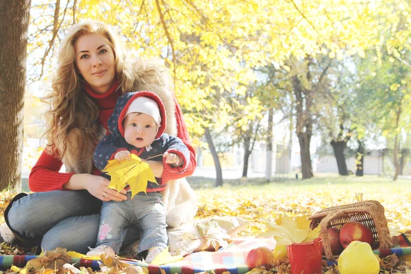 Mãe brincando com a pequena filha — Fotografia de Stock