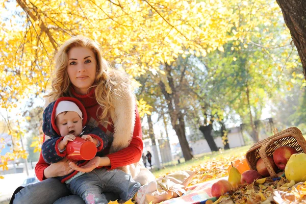 Küçük kızı ile oynarken annesi