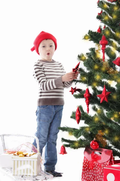 Jongen kerstboom versieren — Stockfoto