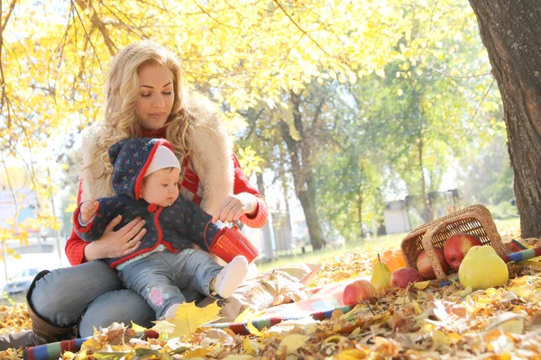 Anne ve küçük kızı Park