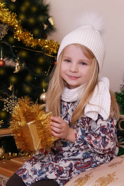 Chica con regalo de oro de Navidad —  Fotos de Stock