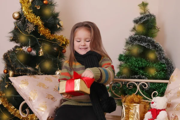 Ragazza apertura scatola regalo rossa — Foto Stock