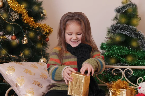 Chica abriendo caja de regalo roja — Foto de Stock