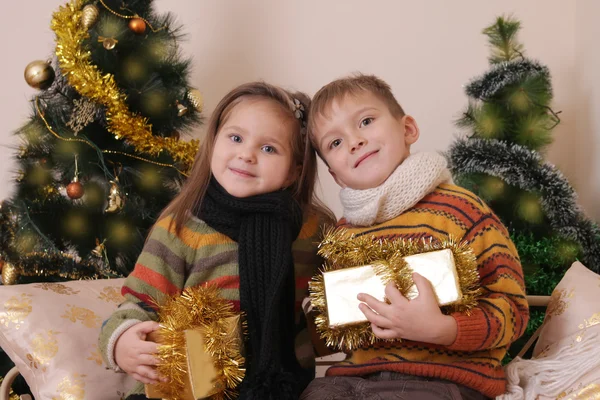 Soeur et frère avec des cadeaux — Photo