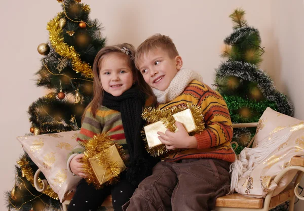 Soeur et frère sous le sapin de Noël — Photo