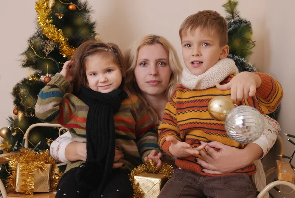 Moeder en twee kinderen — Stockfoto