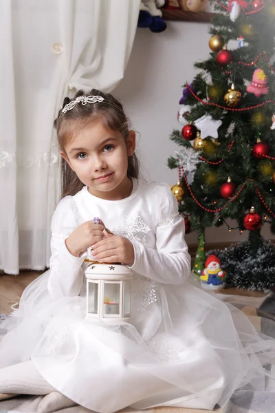 Menina sob a árvore de Natal — Fotografia de Stock