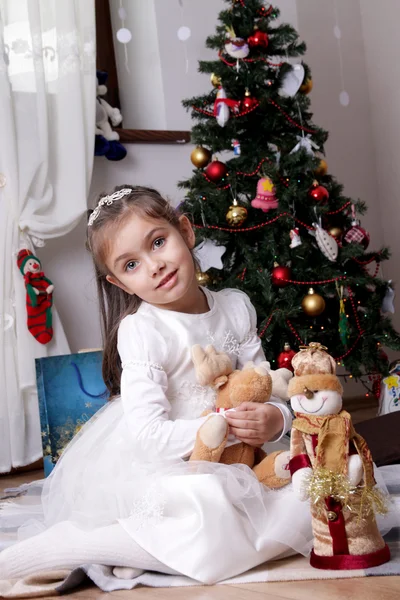 Meisje onder kerstboom — Stockfoto