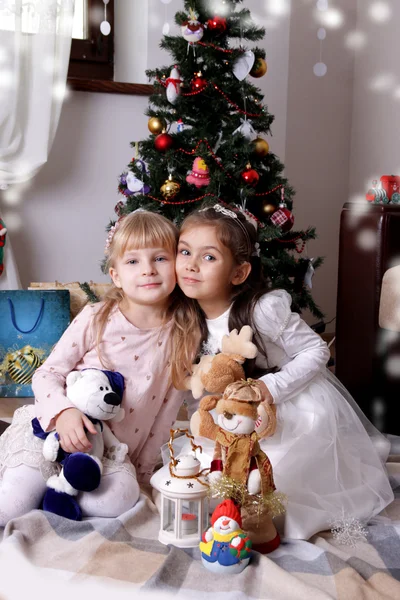 Κορίτσια κάτω από το χριστουγεννιάτικο δέντρο — Φωτογραφία Αρχείου