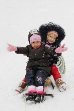 Kızak üzerinde mutlu kızlar