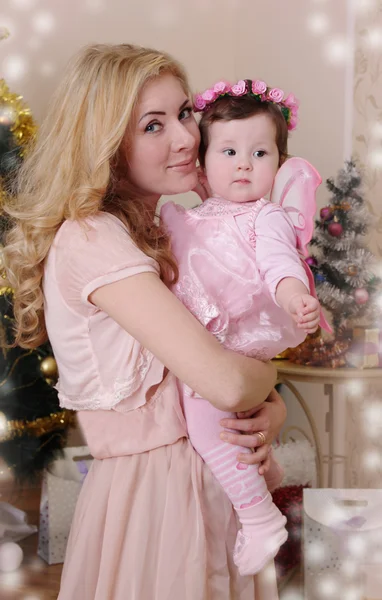 Mamma kramar flicka — Stockfoto