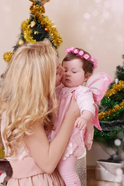 Mãe beijando bebê menina — Fotografia de Stock