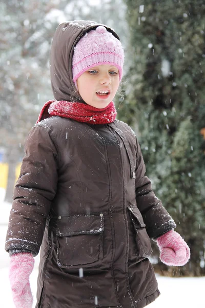 Дівчина в зимовому одязі — стокове фото
