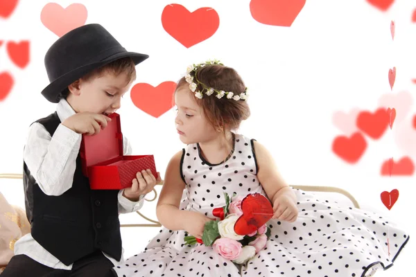 Niño y niña compartiendo regalos —  Fotos de Stock