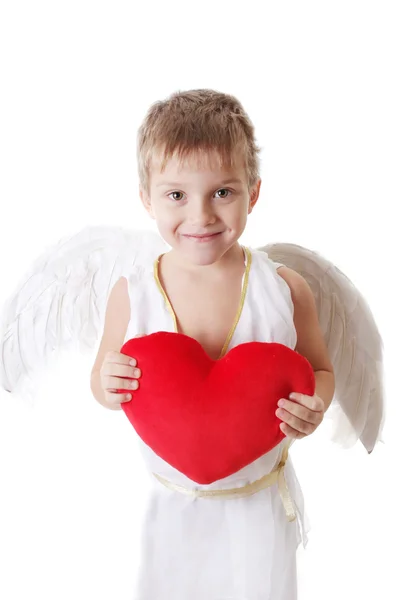 Cupid chlapec s křídly a červené plyšové srdce — Stock fotografie